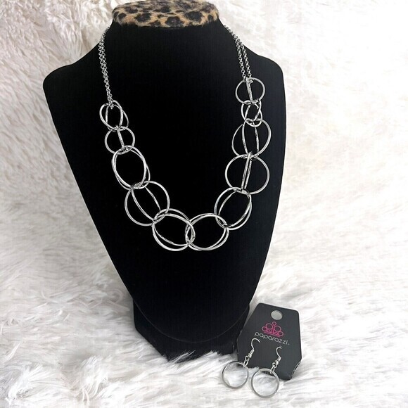 Paparazzi. Double Chain Silver Tone Circle Link Pendant Necklace Earrings‎ Set - Picture 3 of 13
